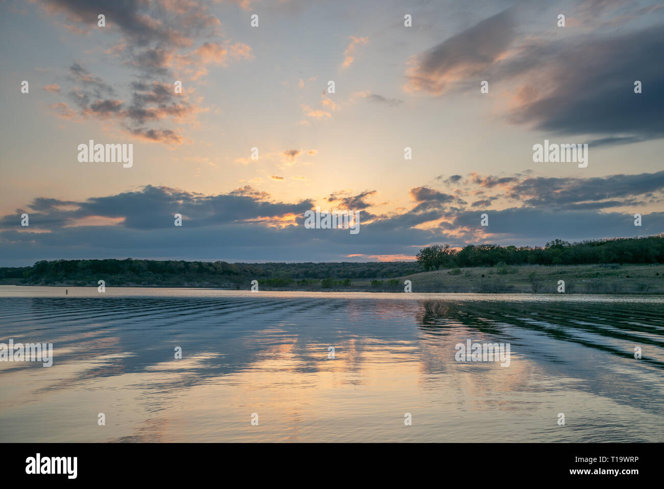 Blick auf die Sonne hinter dunklen Wolken über Georgetown See Stockfoto