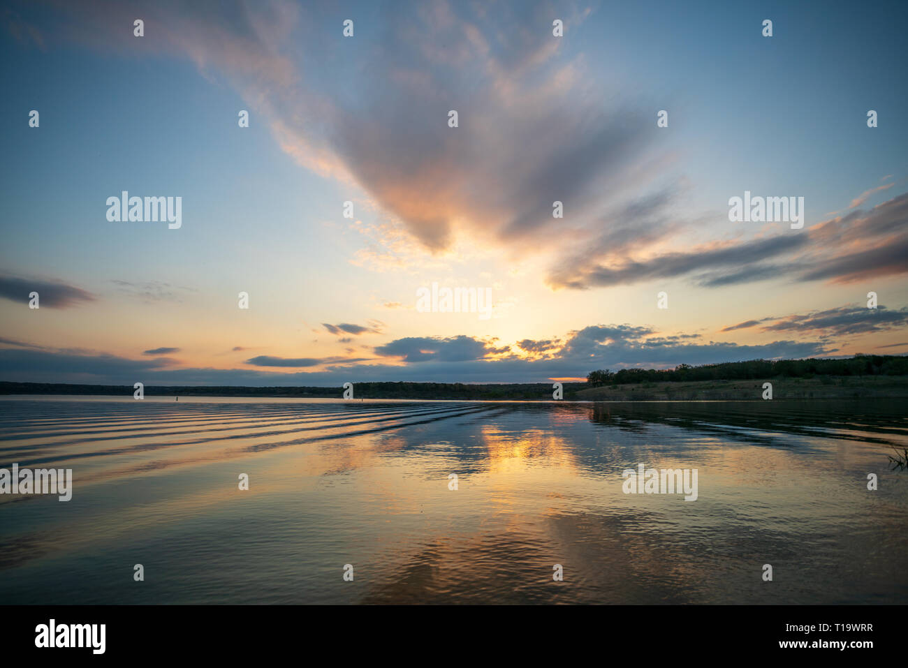 Bunte Wolken bei Sonnenuntergang in Texas mit großen See, in der Foregroud Stockfoto