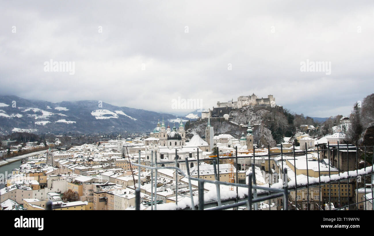 Blick auf die Stadt von der Terrasse des Museum für zeitgenössische Kunst, Winter, Salzburg, Österreich Stockfoto