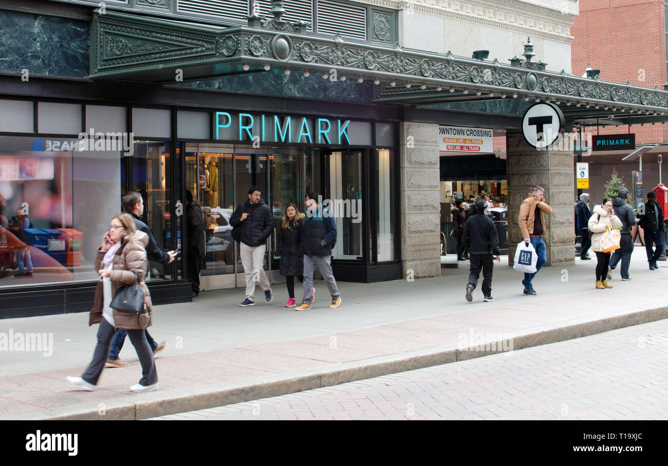 Primark store in Downtown Crossing in Boston, Massachusetts, USA, mit Menschen in Bewegung, vorbei am Bürgersteig Stockfoto