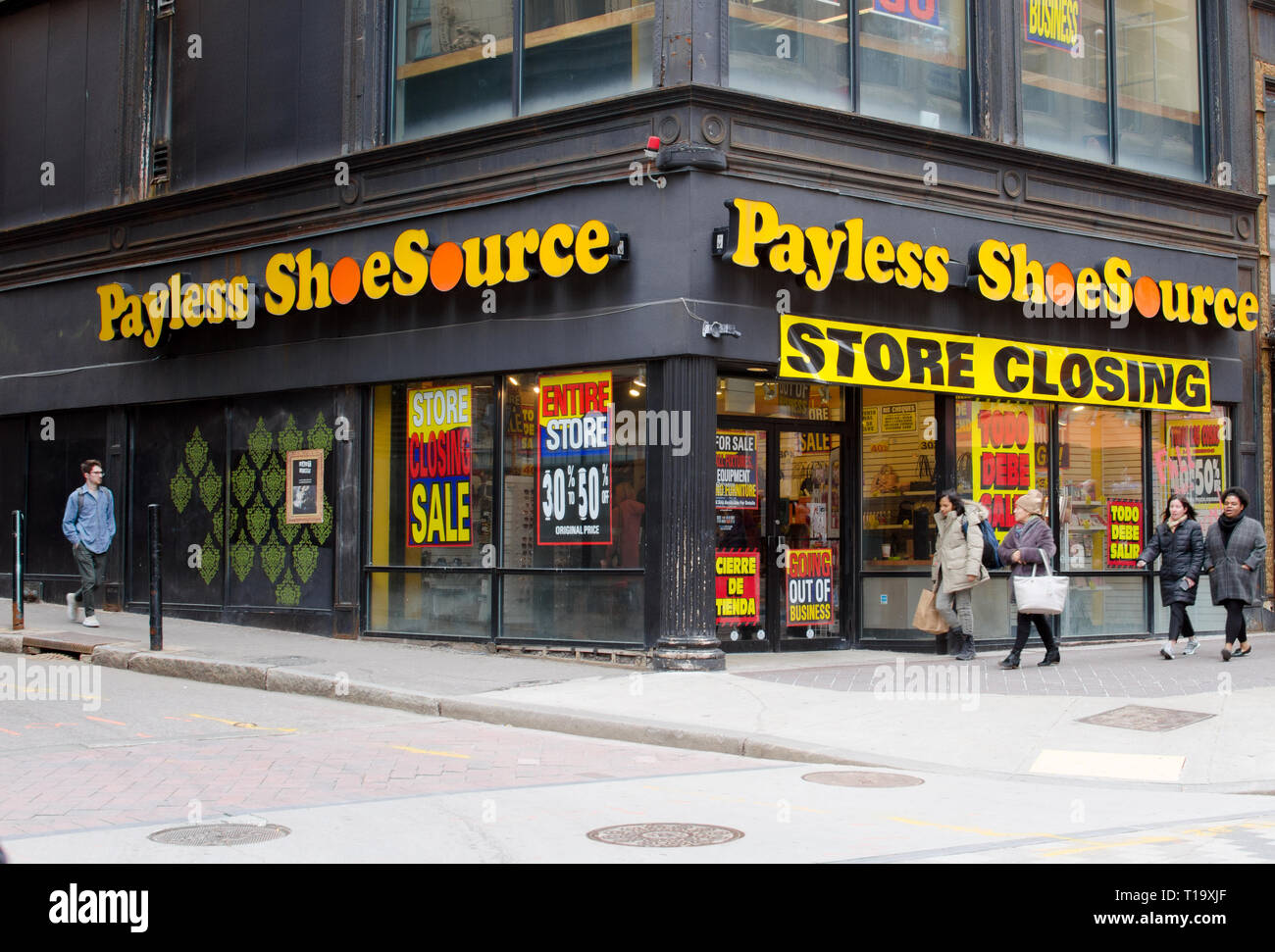 Payless Shoe Source store mit Abschluss des Unternehmens Zeichen und die Bewegung von Menschen zu Fuß nach Downtown Crossing in Boston, Massachusetts, USA Stockfoto