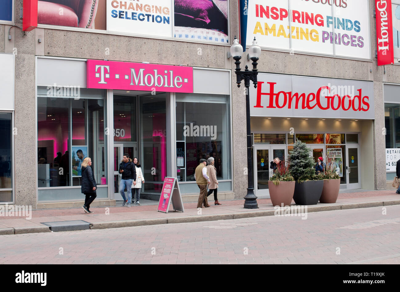 Retail T Mobile und HomeGoods stores at Downtown Crossing in Boston, Massachusetts, USA Stockfoto