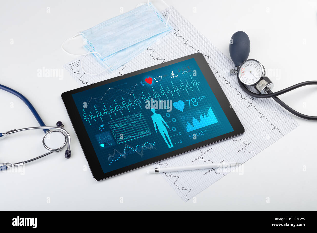 Live medizinische Vorsorgeuntersuchungen mit medizinischen Anwendung auf Tablet Stockfoto