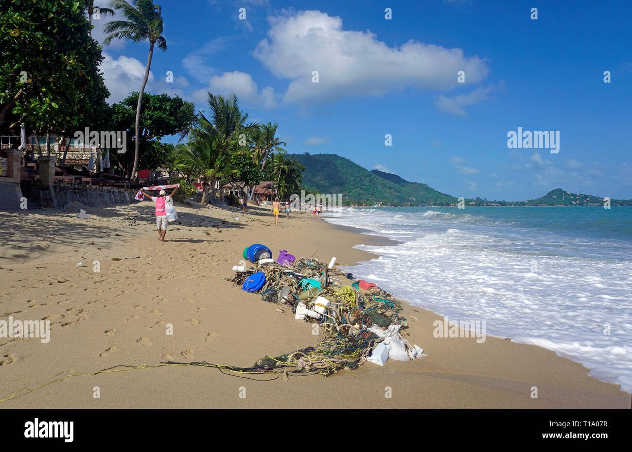 Strand Umweltverschmutzung, angeschwemmte Strandgut nach Tropensturm "pabuk", Lamai Beach, Koh Samui, Golf von Thailand, Thailand Stockfoto