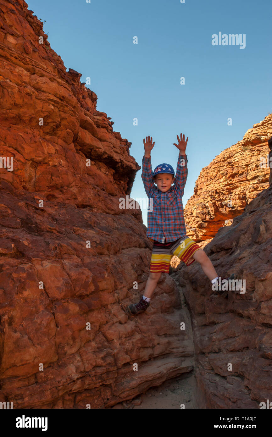 Junge 6 Jahre alten Jungen erforscht die Formationen des Kings Canyon Stockfoto