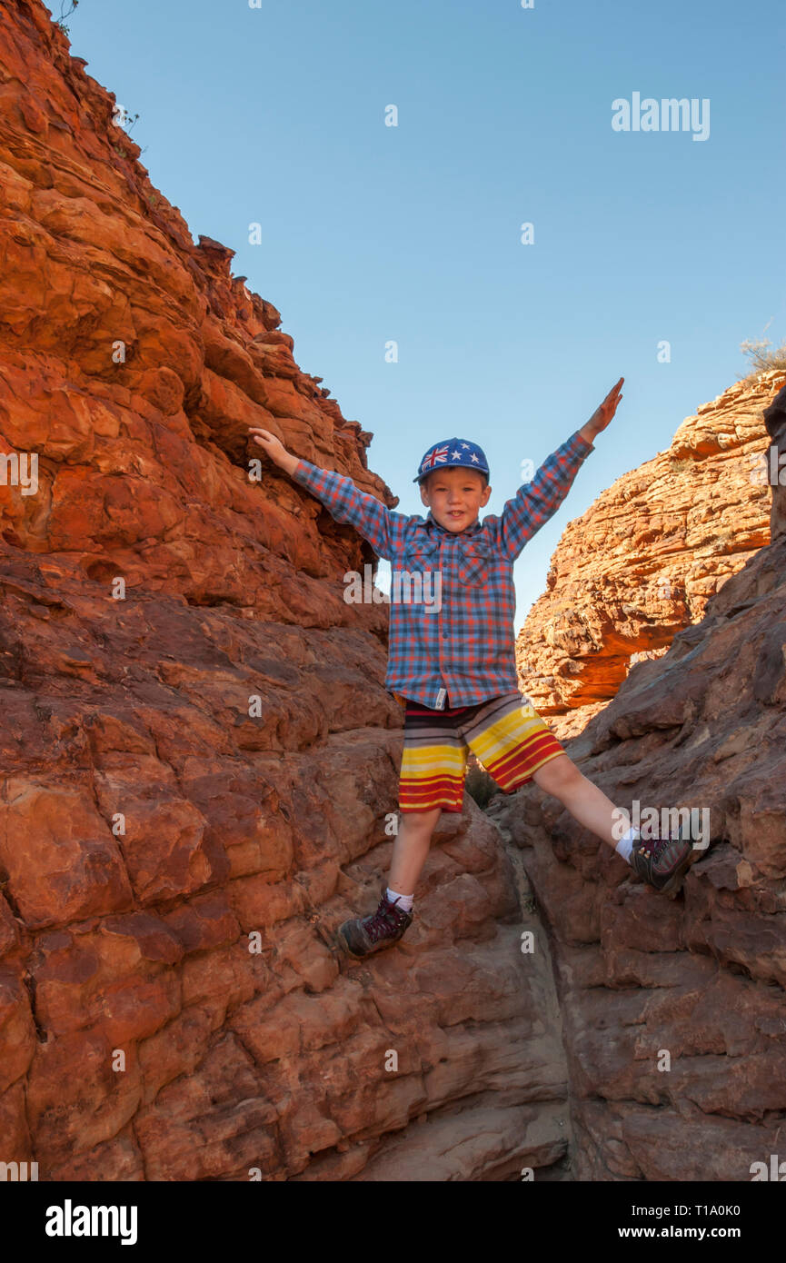 Junge 6 Jahre alten Jungen erforscht die Formationen des Kings Canyon Stockfoto