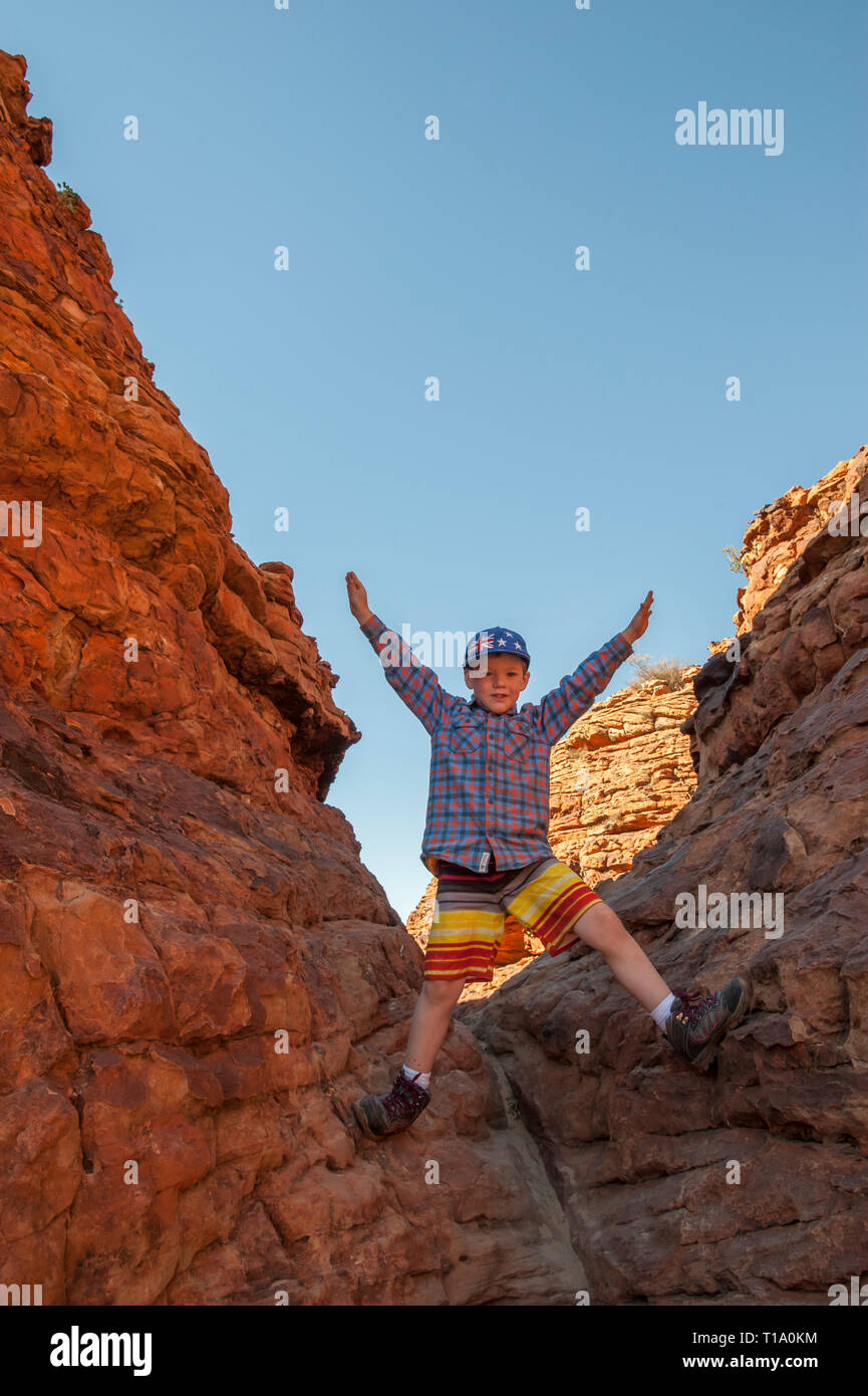 Junge 6 Jahre alten Jungen erforscht die Formationen des Kings Canyon Stockfoto