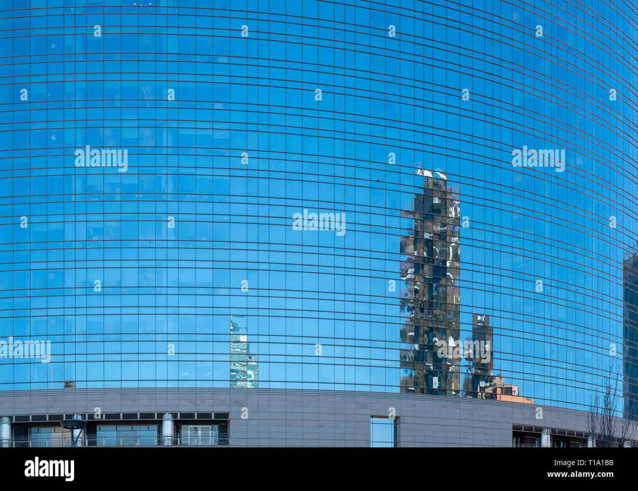 Moderne Gebäude sind auf der Glaswand reflektiert. Mailand, Lombardei, Italien. Stockfoto