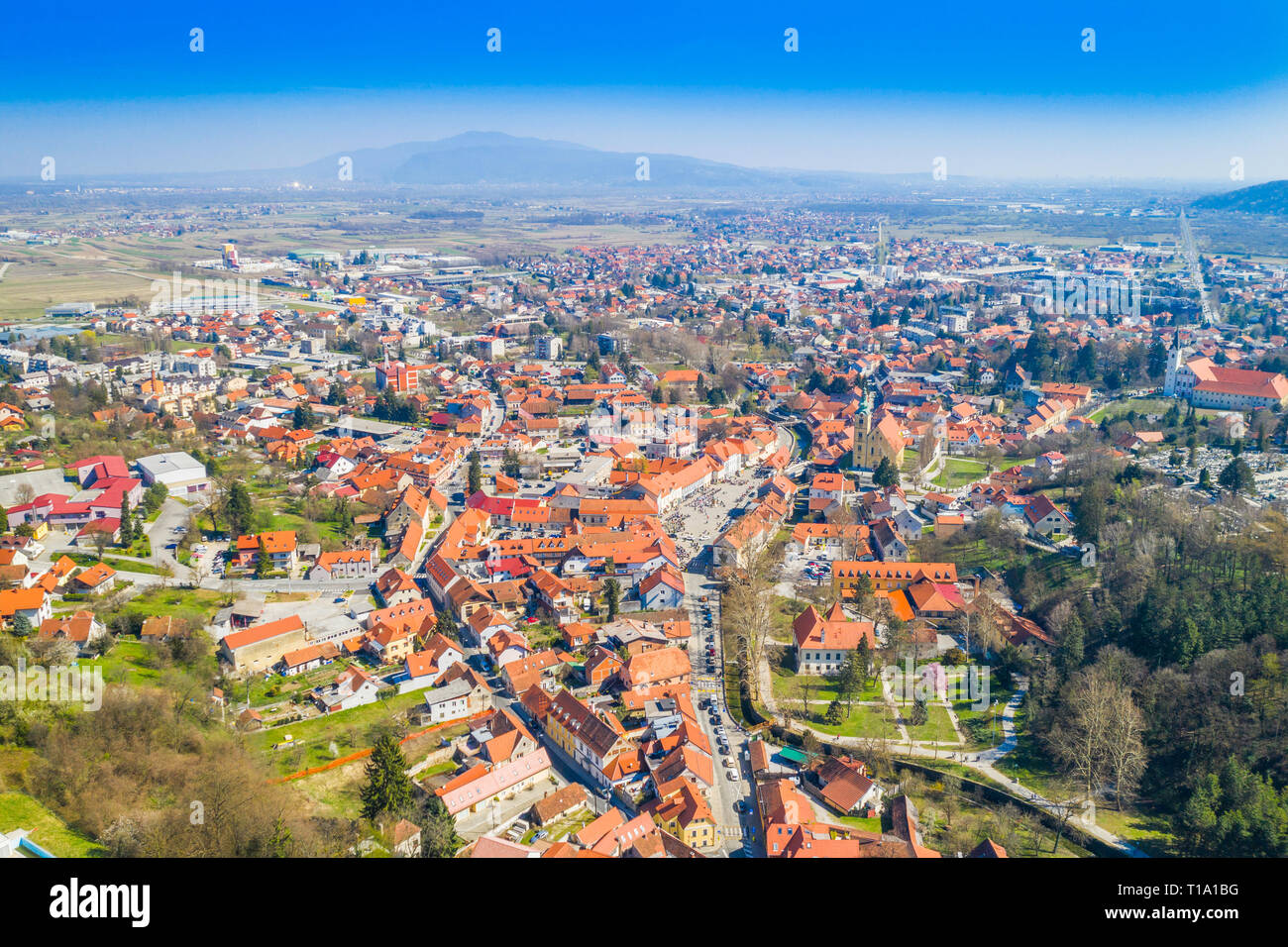 Kroatien, Samobor, Panoramaaussicht frome Drohne über Stadtzentrum Stockfoto