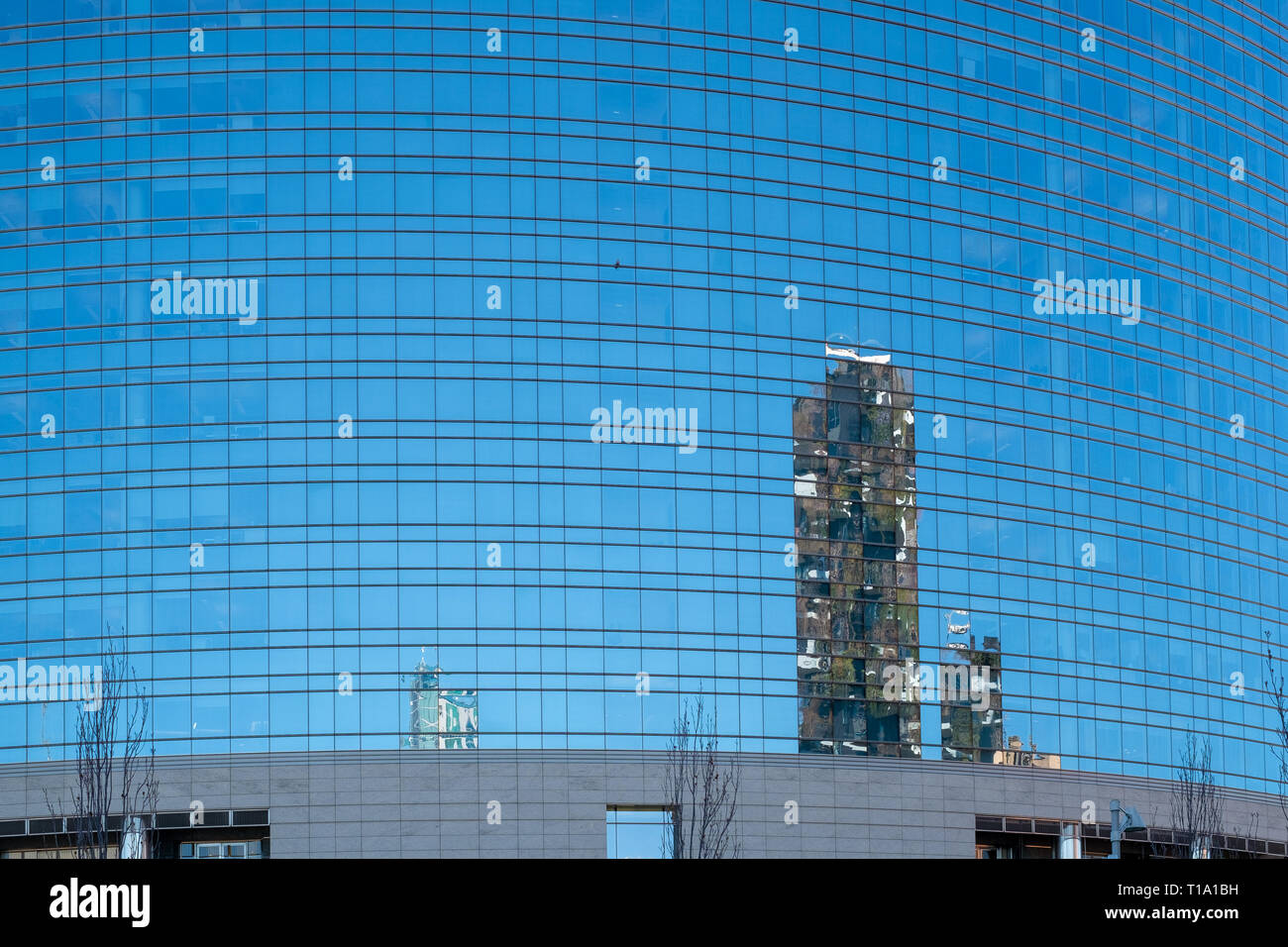 Moderne Gebäude sind auf der Glaswand reflektiert. Mailand, Lombardei, Italien. Stockfoto