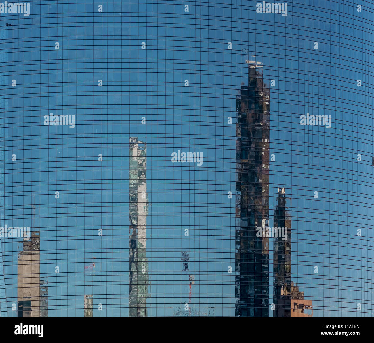 Moderne Gebäude sind auf der Glaswand reflektiert. Mailand, Lombardei, Italien. Stockfoto