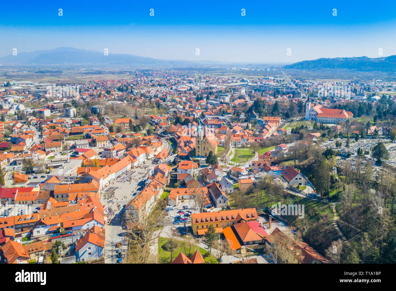 Kroatien, Samobor, Panoramaaussicht frome Drohne über Stadtzentrum Stockfoto