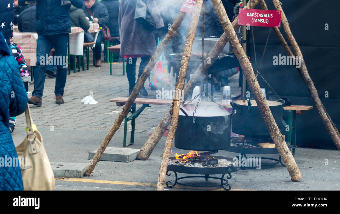 Vilnius/Litauen - 3. März 2019: Hl. Kasimir ist Fair. Big Kochen Töpfe voll Heiß dunkles Bier in Brand. Stockfoto