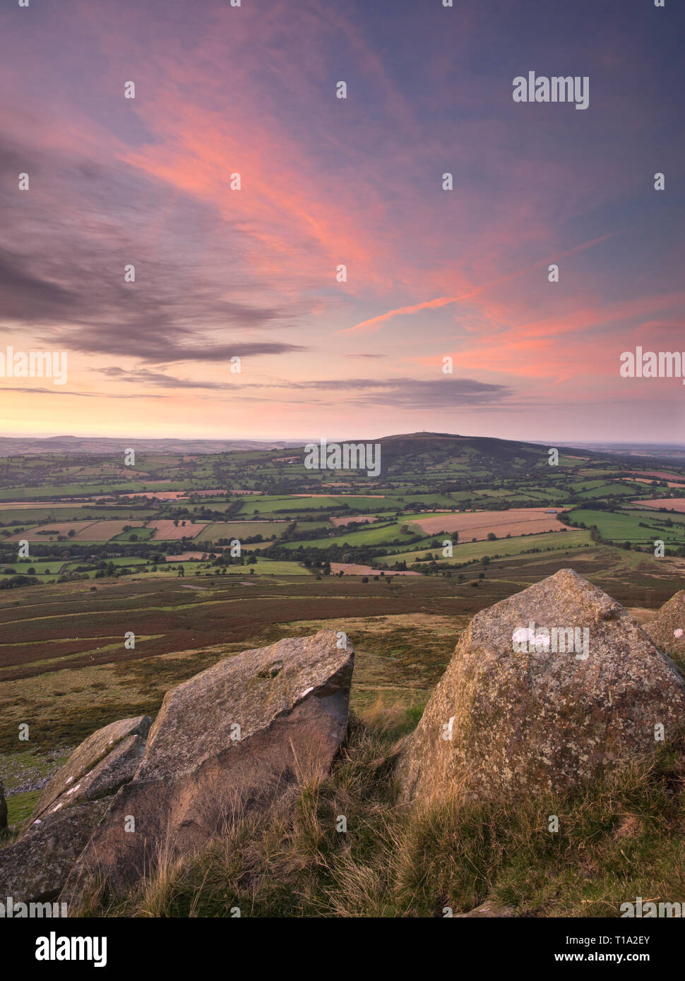 Ein Blick vom Gipfel des Titterstone Clee Hill, der der dritthöchste in Shropshire ist und zwischen Ludlow und Cleobury Mortimer, Shropshire, Großbritannien liegt Stockfoto