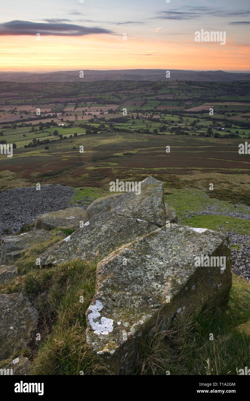 Ein Blick vom Gipfel des Titterstone Clee Hill, der der dritthöchste in Shropshire ist und zwischen Ludlow und Cleobury Mortimer, Shropshire, Großbritannien liegt Stockfoto