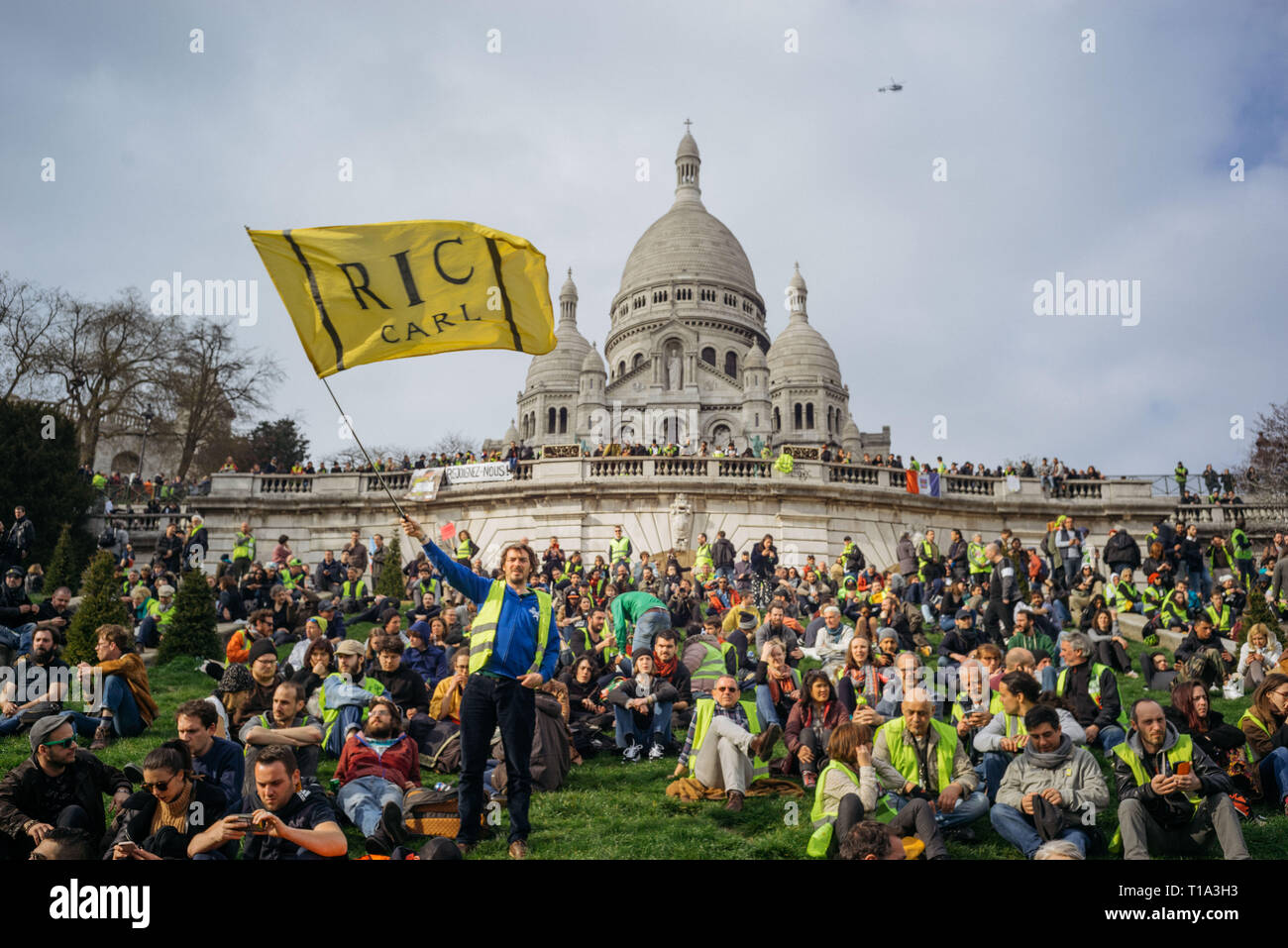 Demonstranten versammeln sich am Fuße von Sacré-Coeur in Montmartre. Im XIX Akt der Französischen gelbe Weste Bewegung, die Demonstranten versammeln sich am Fuße der Basilika Sacré Coeur, nördlich von Paris. Stockfoto