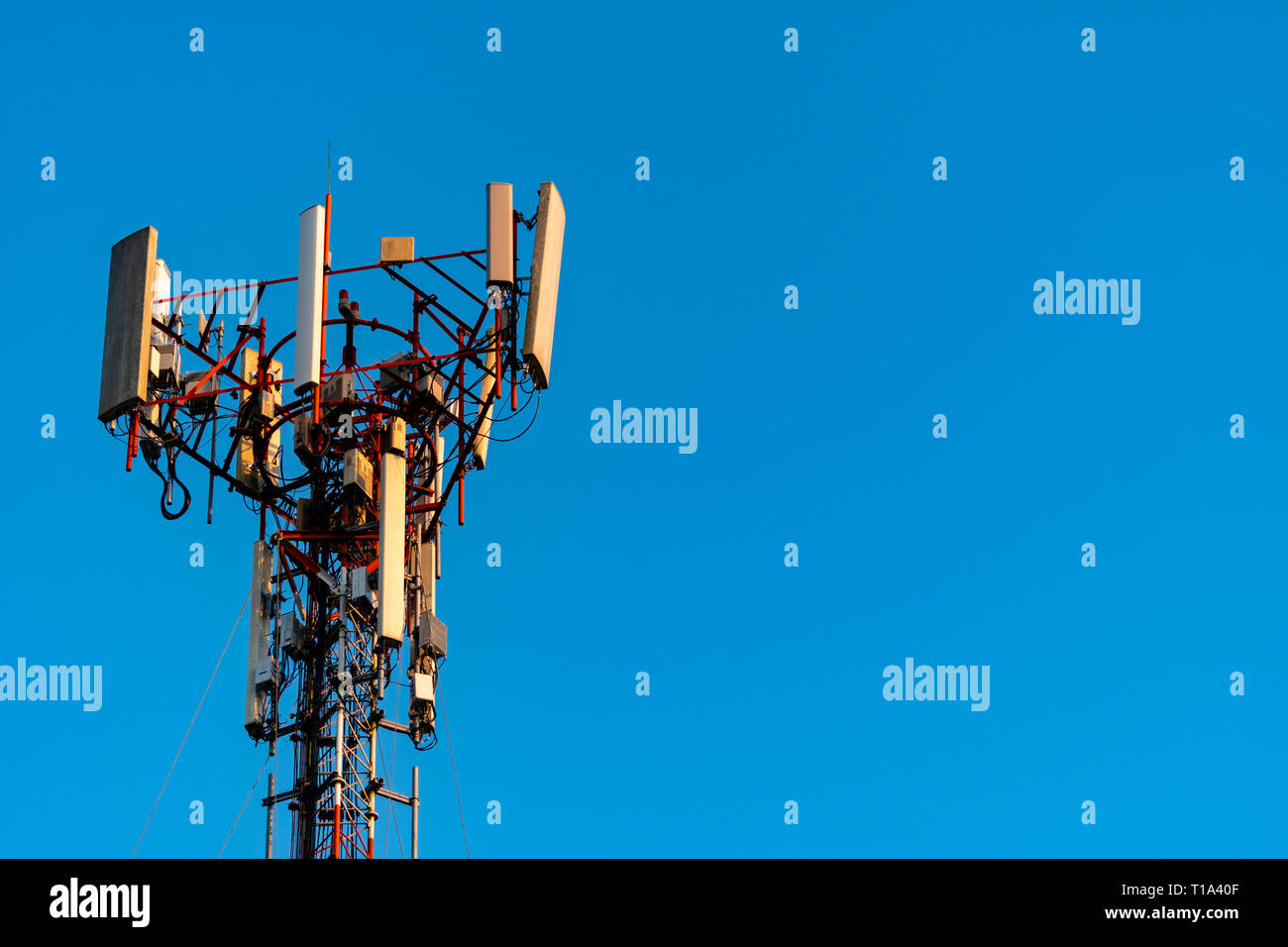 Telecommunication Tower mit klarem, blauem Himmel Hintergrund. Antenne auf und blauer Himmel. Radio und Sat-Pol. Kommunikationstechnik. Stockfoto
