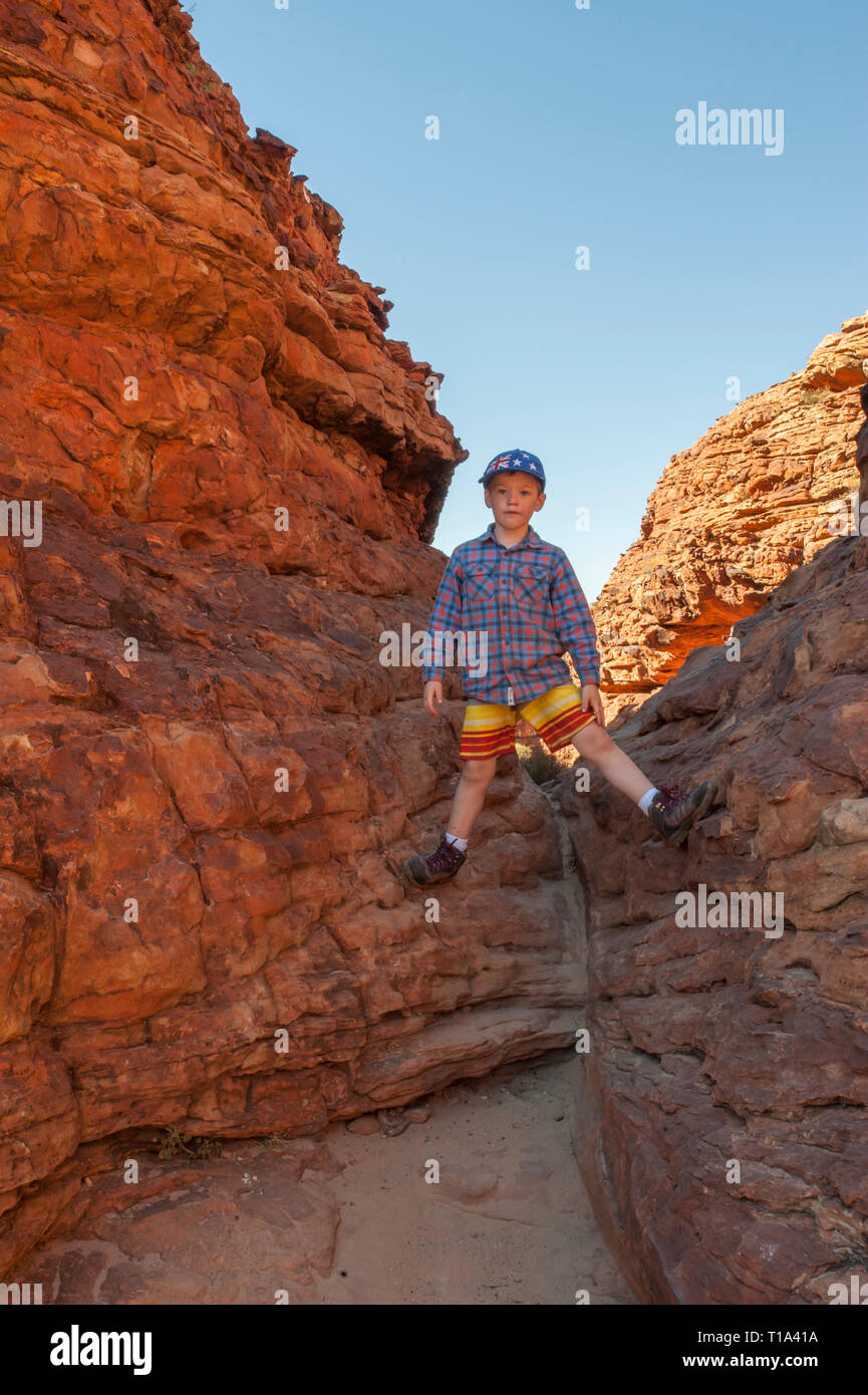 Junge 6 Jahre alten Jungen erforscht die Formationen des Kings Canyon Stockfoto