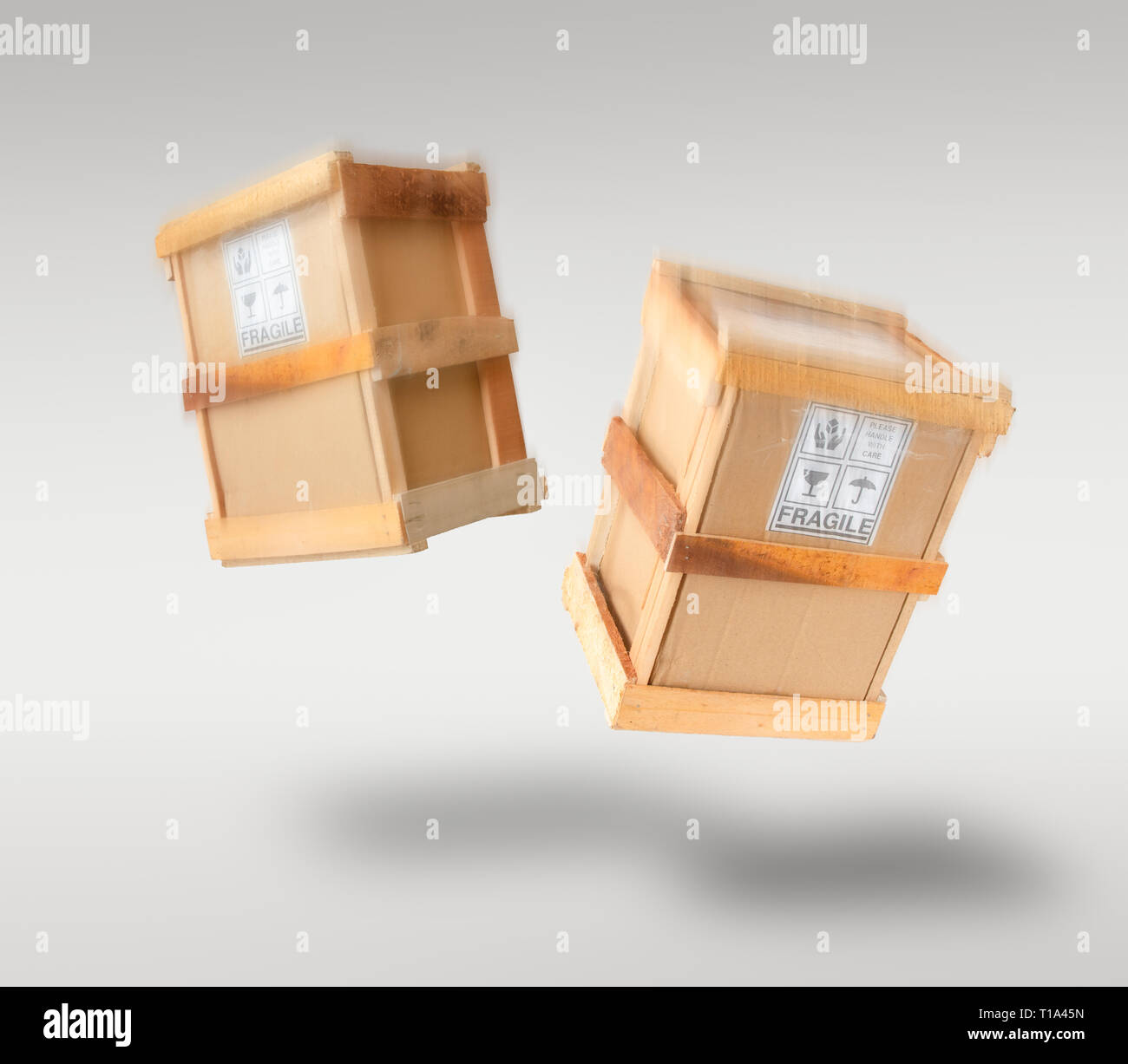 Fragile Boxen frei fallender durch die Luft - Logistik & e-commerce Versand/Verpackung Konzept Bild. Stockfoto