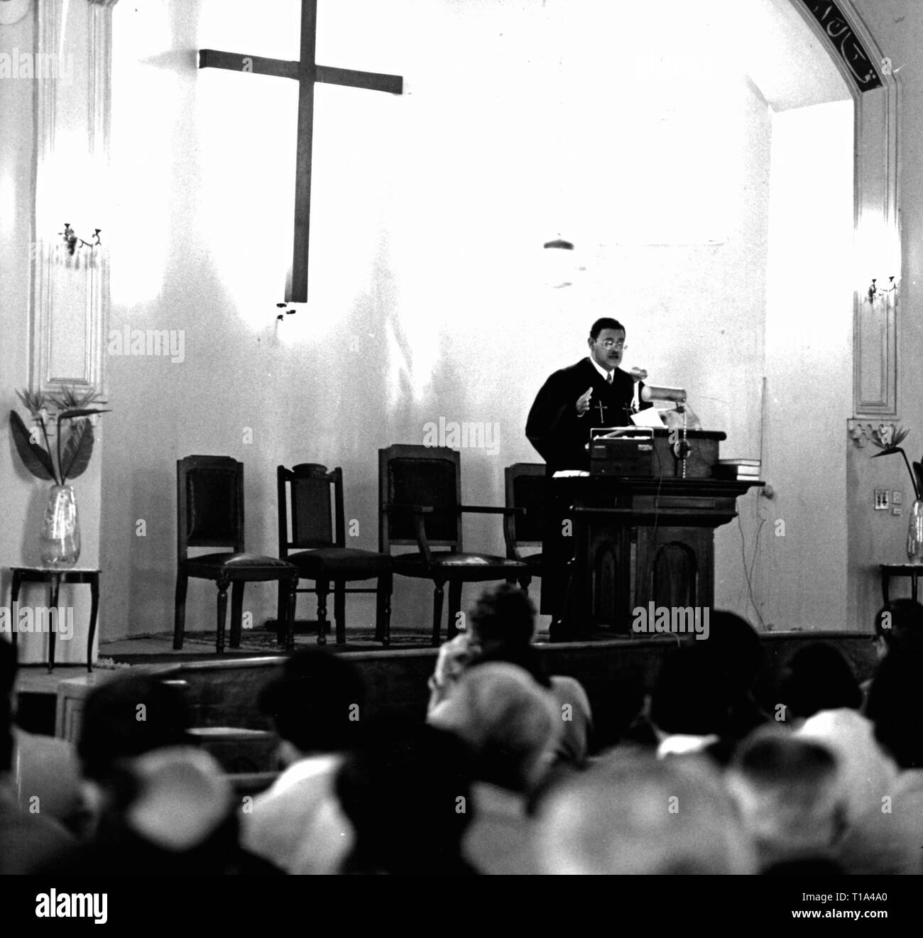 Religion, Christentum, Protestanten, Pastor Fayiz Tarife während der Predigt in der Evangelischen Kirche, Minia, 1970er Jahre, Additional-Rights - Clearance-Info - Not-Available Stockfoto