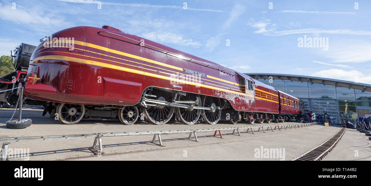 LMS Krönung Klasse6299 Herzogin von Hamilton stromlinienförmige Dampflok an der National Rail Museum in Shildon, County Durham, UK Stockfoto