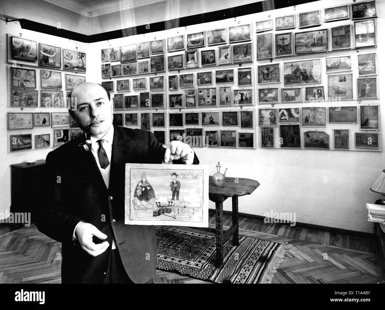 Religion, Votivbildern, Ermanno Mori mit Stücke seiner Sammlung von über 1000 Bildern, Mailand, Februar 1964, Additional-Rights - Clearance-Info - Not-Available Stockfoto