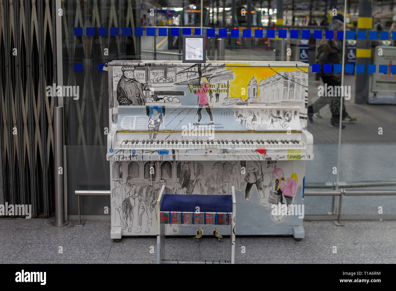 Ein Klavier in Heuston Bahnhof, Förderung der Passagiere etwas Musik zu spielen, beim Warten auf den Zug Stockfoto