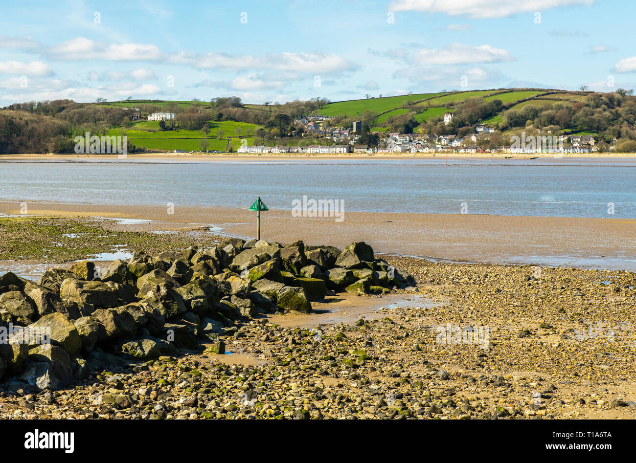 Blick über den Fluss Tywi, oder Towy, Mündung von ferryside zur Llansteffan auf der Carmarthenshire Coast, South Wales an einem sonnigen Tag. Stockfoto Blick über den Fluss Tywi, oder Towy, Mündung von ferryside zur Llansteffan auf der Carmarthenshire Coast, South Wales an einem sonnigen Tag. Stockfoto