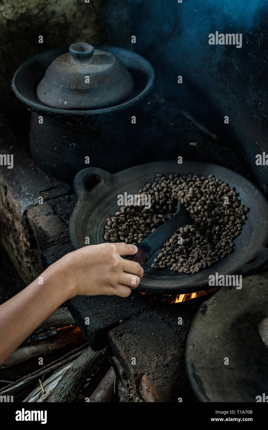 Traditionelle Rösten von Kaffee in Bali, Indonesien Stockfoto