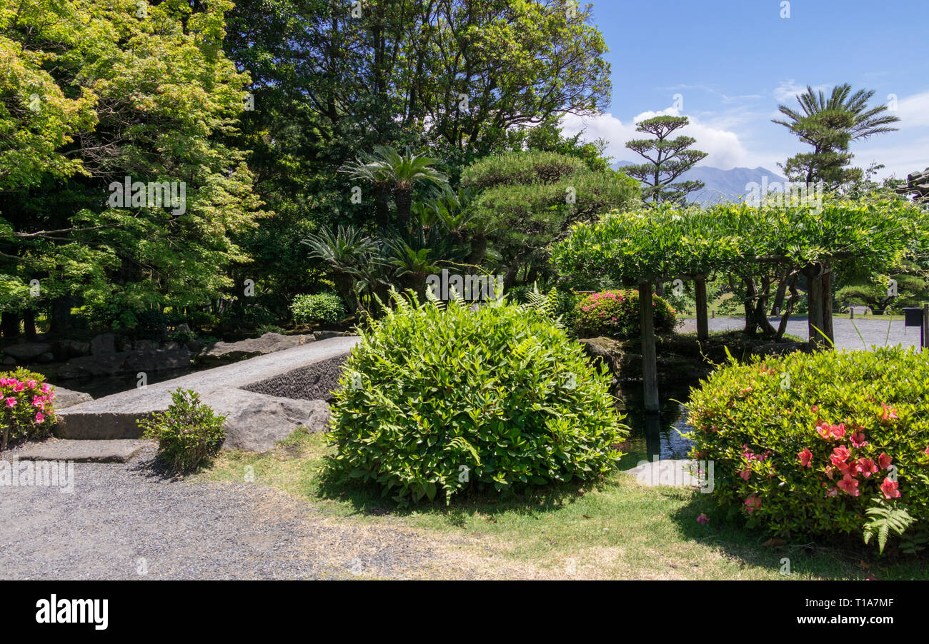 Schönen Japanischen Garten bedeckt durch die grüne Landschaft. In der wunderschönen Sengan genommen-en Garten. In Kagoshima, Kyushu, südlich von Japan. Stockfoto