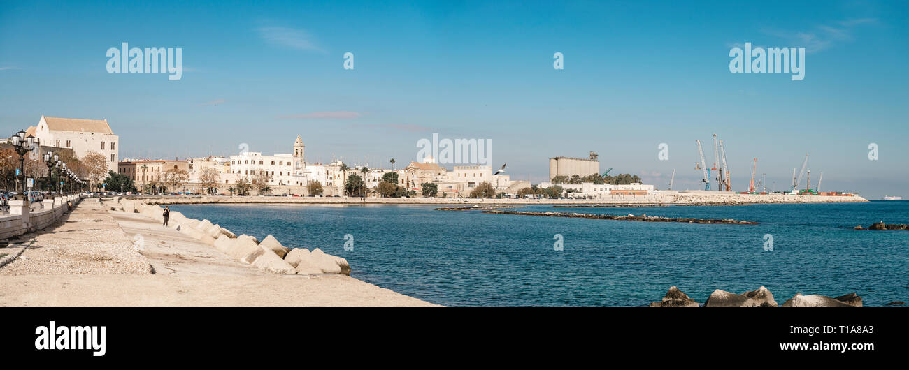 Bari, Italien - 07. NOVEMBER 2018: Panorama der Böschung der kleinen Stadt Bari in Italien. Panoramablick von Bari entfernt. Stockfoto