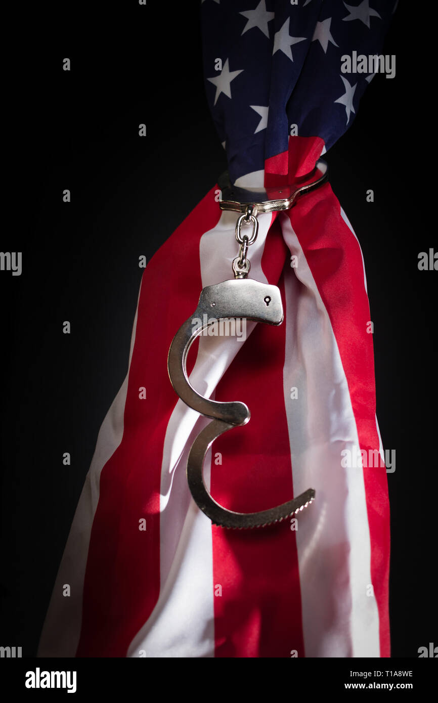 Handschellen auf eine amerikanische Flagge Stockfoto