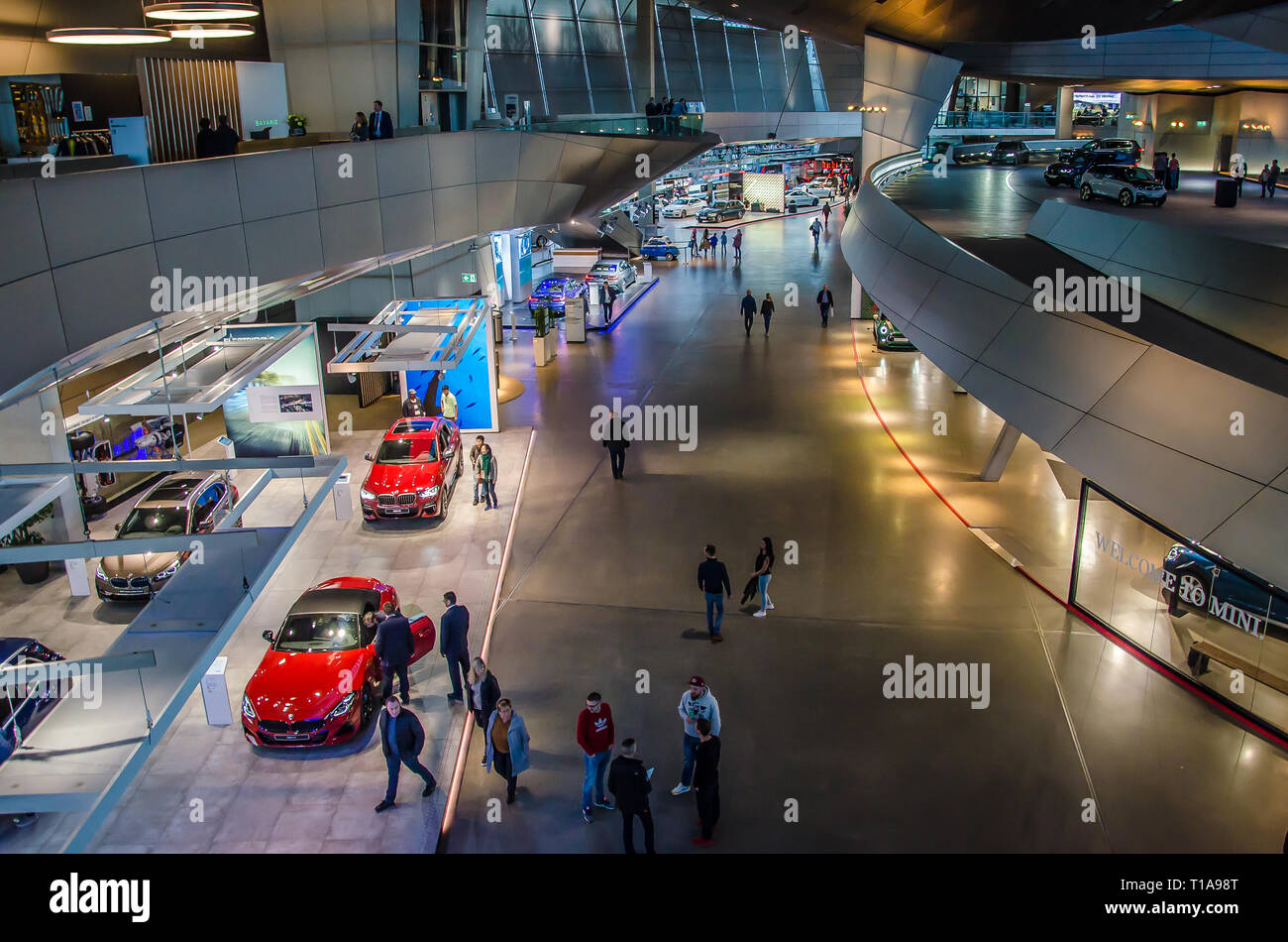 Die BMW Welt ist vor der BMW Konzernzentrale gelegen, und es verbindet Vergangenheit und Gegenwart in einem Ort. Stockfoto