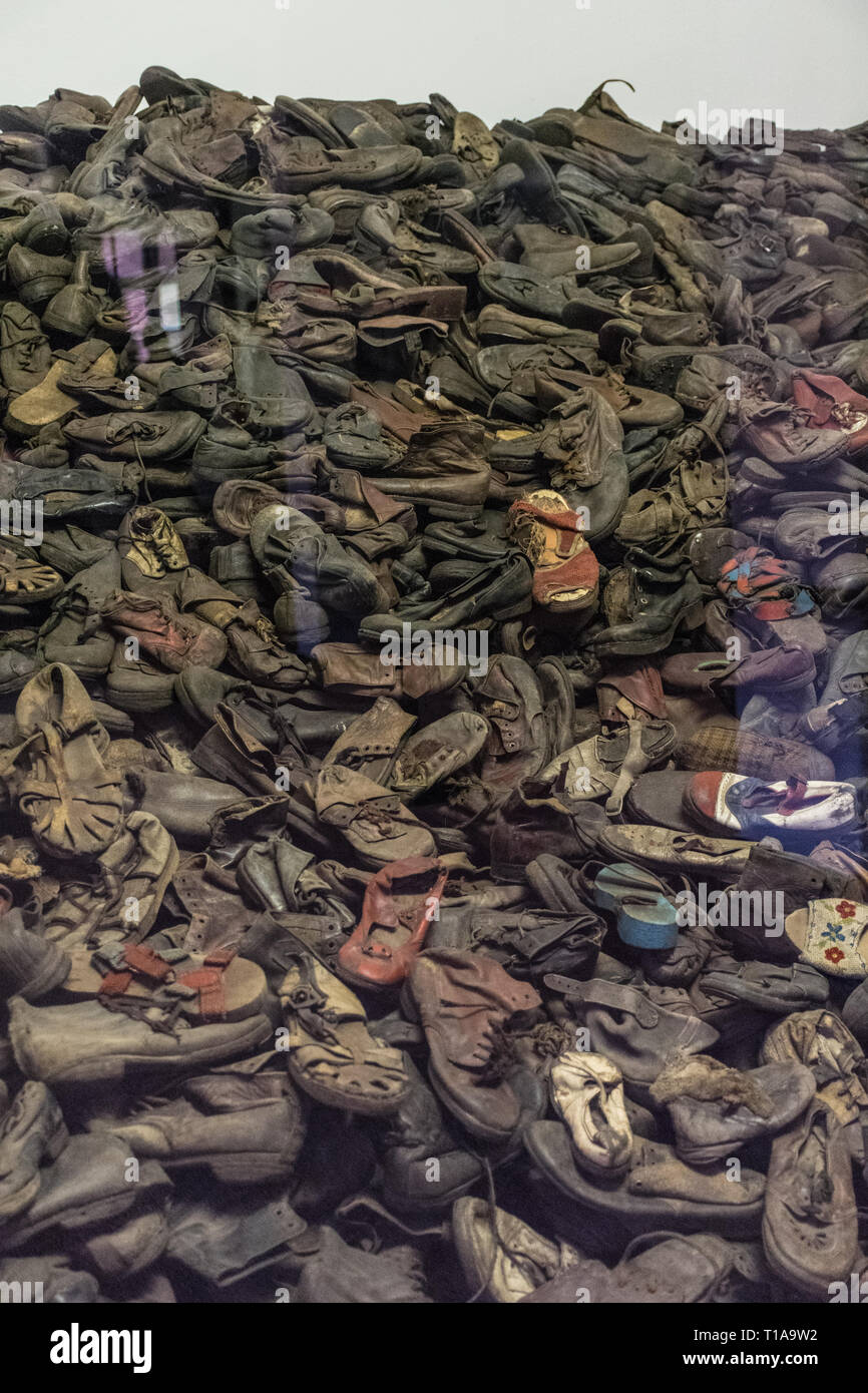 Oswiencim, Polen - September 21, 2019: Stapel von Schuhe, die einmal zu den Juden und andere Häftlinge aus Auschwitz gehörte Stockfoto