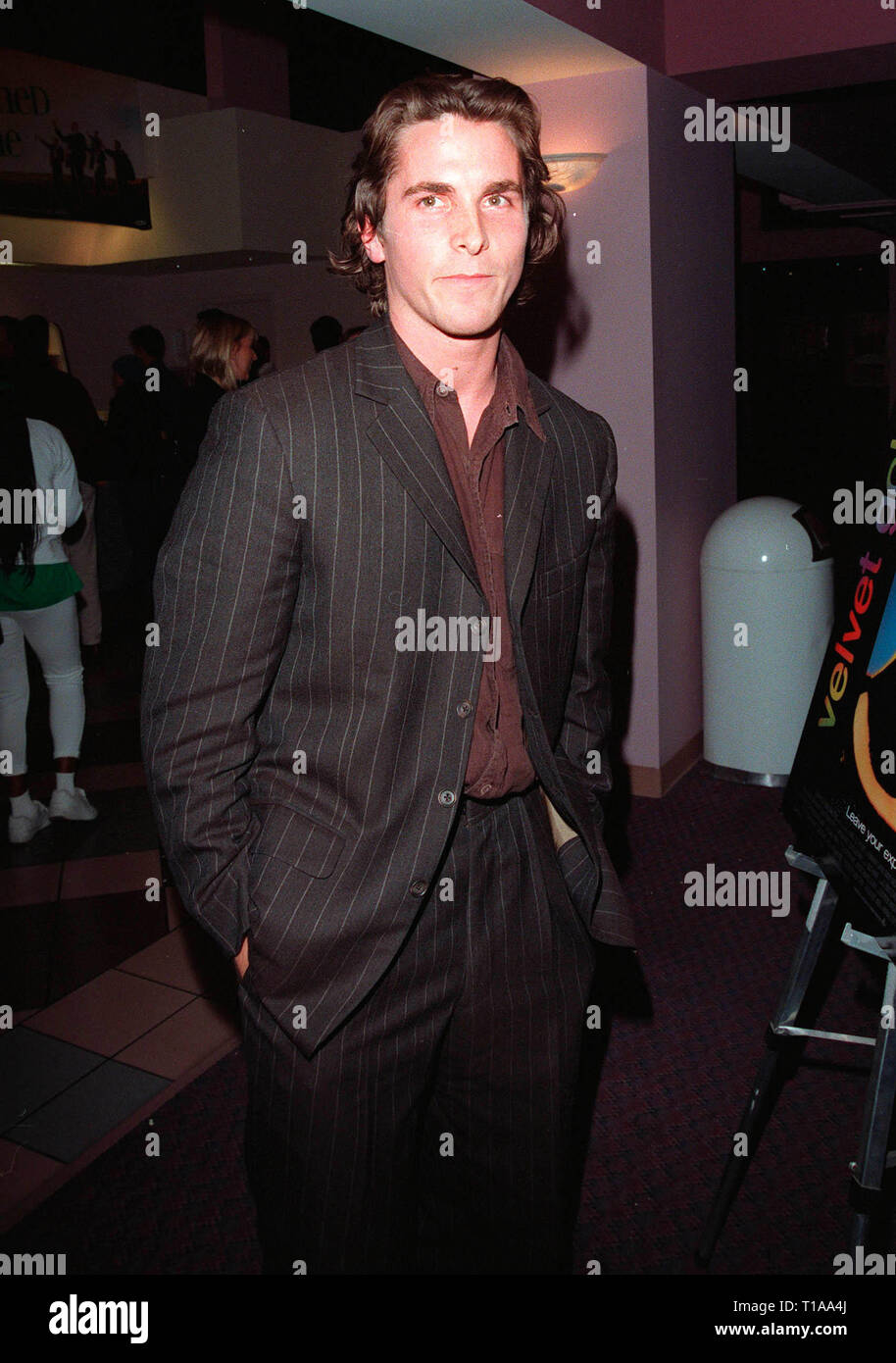 LOS ANGELES, Ca - 8. November 1998: Schauspieler Christian Bale im Hollywood Premiere seines Films "Velvet Goldmine". Stockfoto