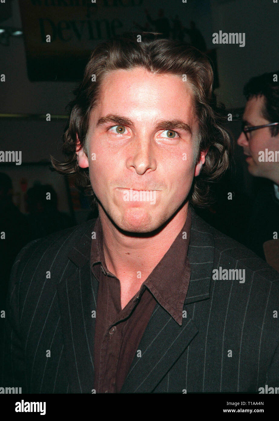 LOS ANGELES, Ca - 8. November 1998: Schauspieler Christian Bale im Hollywood Premiere seines Films "Velvet Goldmine". Stockfoto