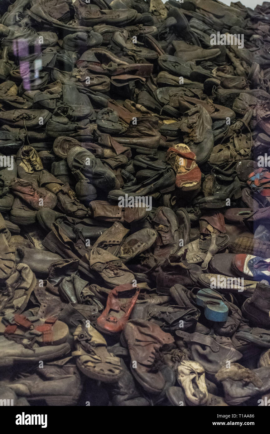 Oswiencim, Polen - September 21, 2019: Stapel von Schuhe, die einmal zu den Juden und andere Häftlinge aus Auschwitz gehörte Stockfoto