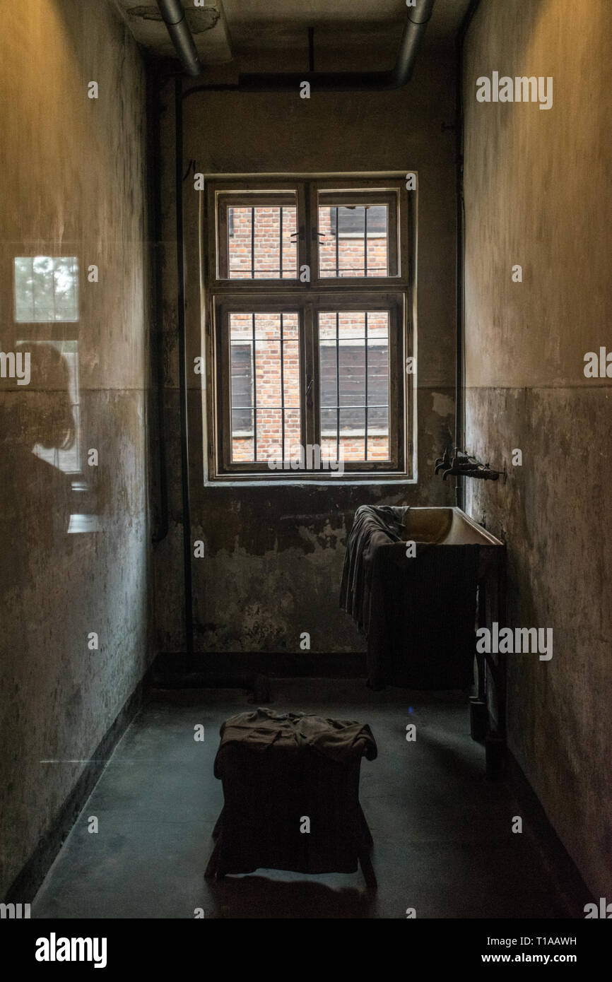 Oswiencim, Polen - 21. September 2019: Schlafräume mit Etagenbetten aus Holz, wo die Gefangenen die Tage verbringen, die warten auf einen Prozess gegen den Nazi Stockfoto