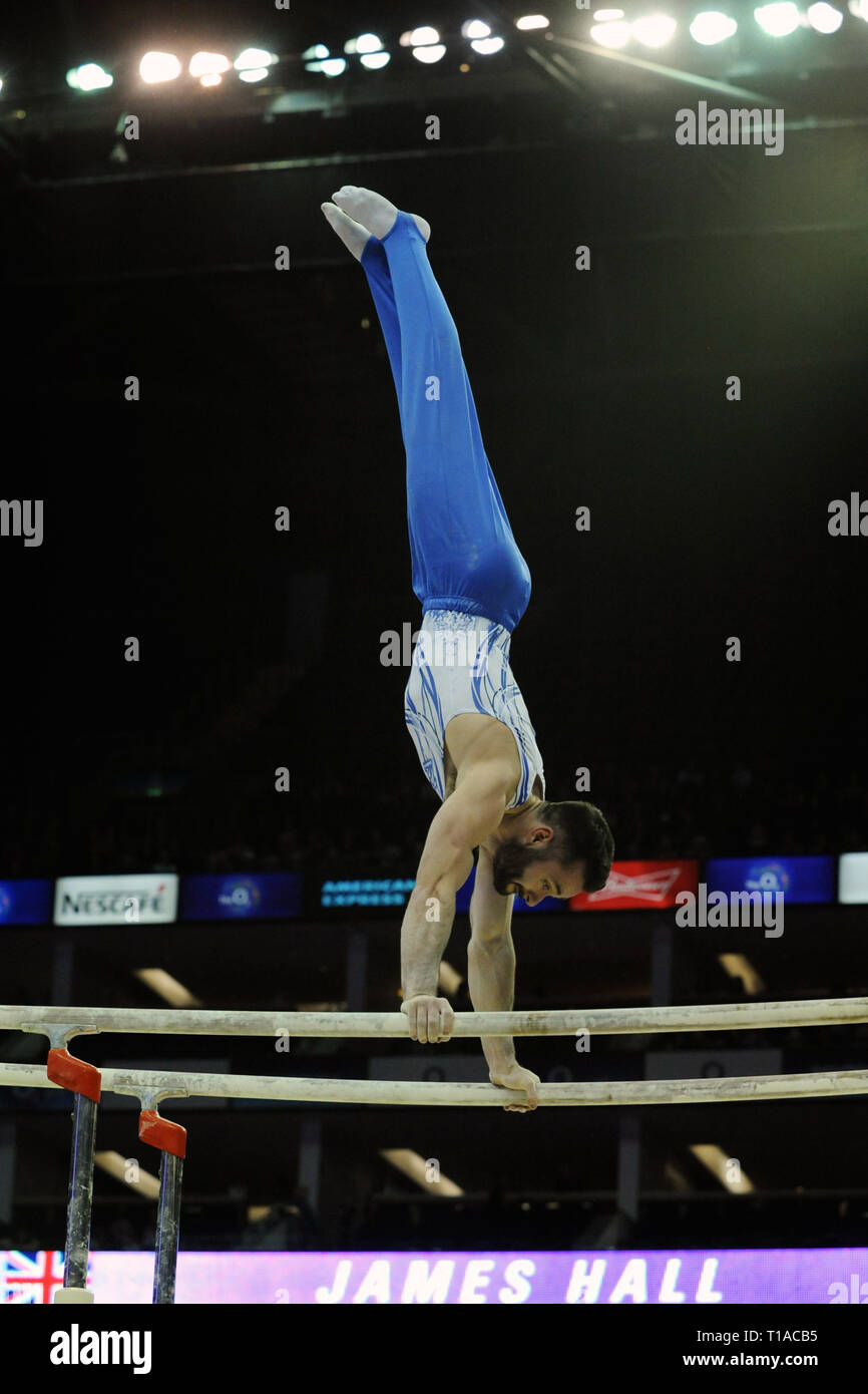 James Hall (GBR, Commonwealth Games gold Medallist) konkurrieren in der parallelen Strichen Abschnitt des Superstars von Gymnastik Wettbewerb in der O2 Arena, London, UK. Superstars von Gymnastik präsentiert einige der weltweit besten Turnerinnen und Turner über zwei Sitzungen an der O2, London UK. Die Männer kämpfen über sechs Disziplinen (Reck, Barren, Boden, Ringe, Vault, Knauf). Athleten haben die Freiheit zu entwickeln, Ihre eigenen Routinen und Richter durchführen und wird von zehn auf Flair, kreativen Choreographie, die Durchführung und die Auseinandersetzung mit dem Leben drängen. Stockfoto