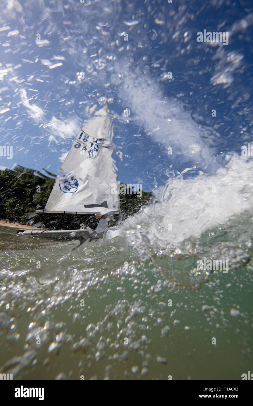 Eine Yacht segeln Vergangenheit während des Salcombe Stadt Regatta unter einem wunderschönen blauen Himmel. Stockfoto