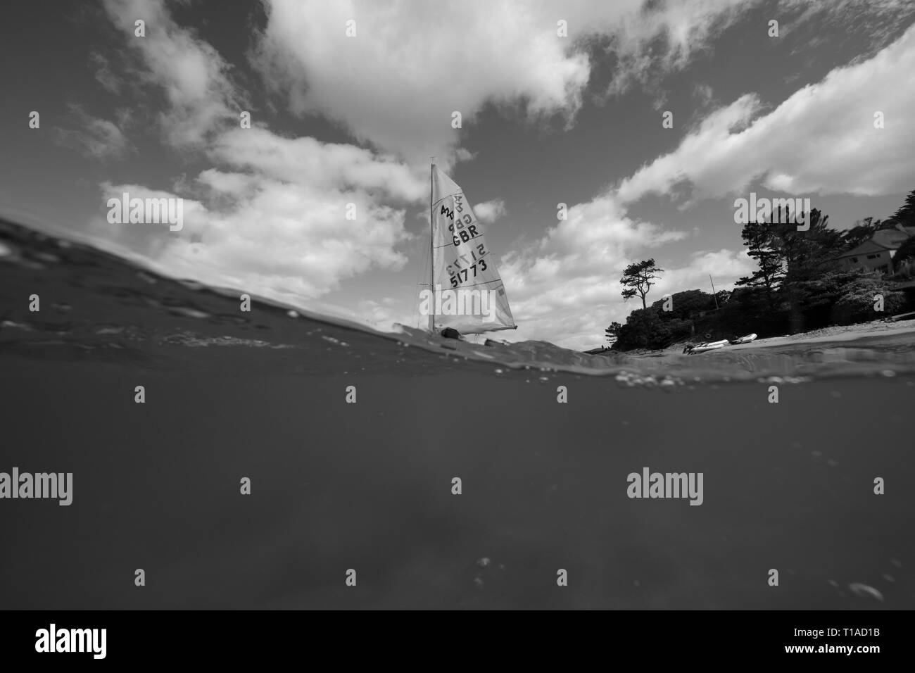 Eine Yacht segeln Vergangenheit während des Salcombe Stadt Regatta unter einem wunderschönen blauen Himmel. Stockfoto