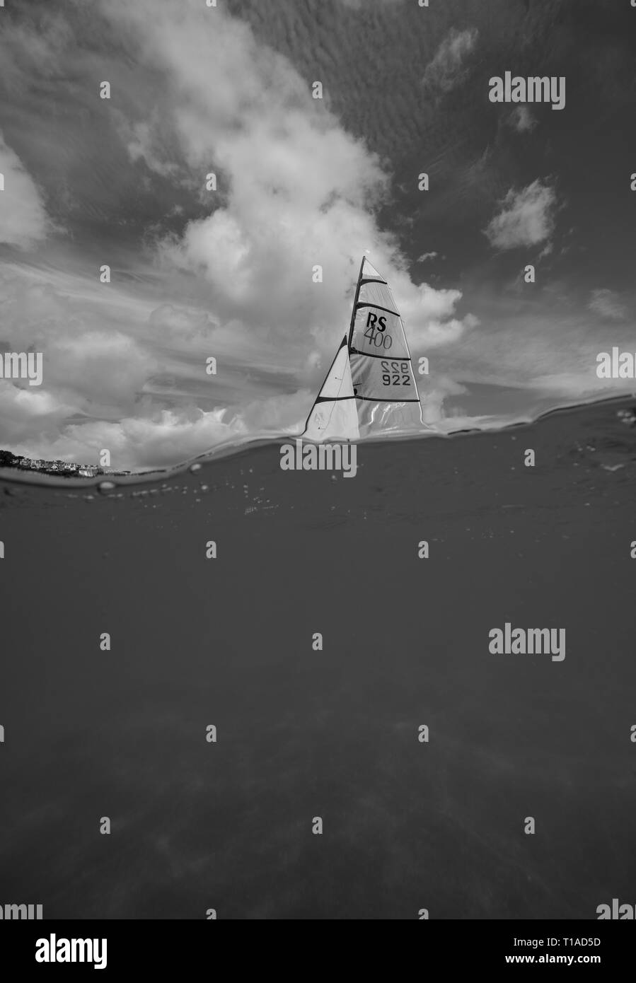 Eine Yacht segeln Vergangenheit während des Salcombe Stadt Regatta unter einem wunderschönen blauen Himmel. Stockfoto