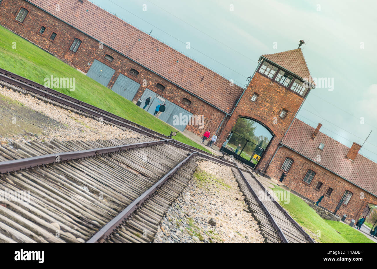 Oswiencim, Polen - 21. September 2019: Eisenbahn zum Haupteingang des Konzentrationslager Auschwitz Birkenau, Museum heute, Polen Stockfoto