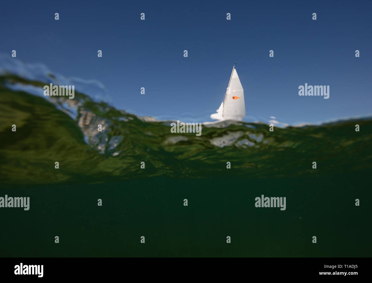 Eine Yacht segeln Vergangenheit während des Salcombe Stadt Regatta unter einem wunderschönen blauen Himmel. Stockfoto