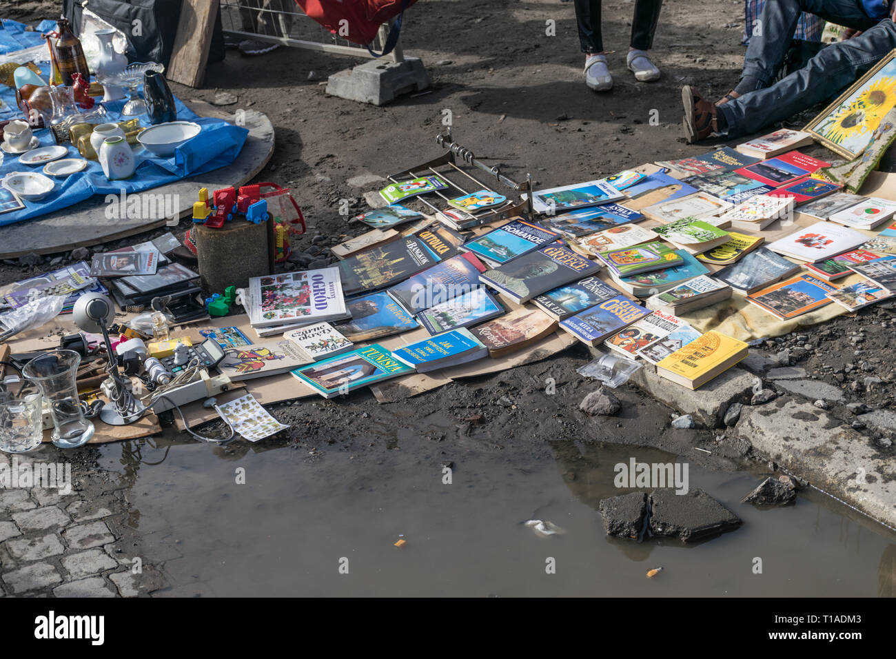 Krakau, Polen - 21. September 2019: Mann verkauft eine Menge Bücher auf der Kante einer Pfütze von Wasser an der Krakauer Straße Flohmarkt. Stockfoto