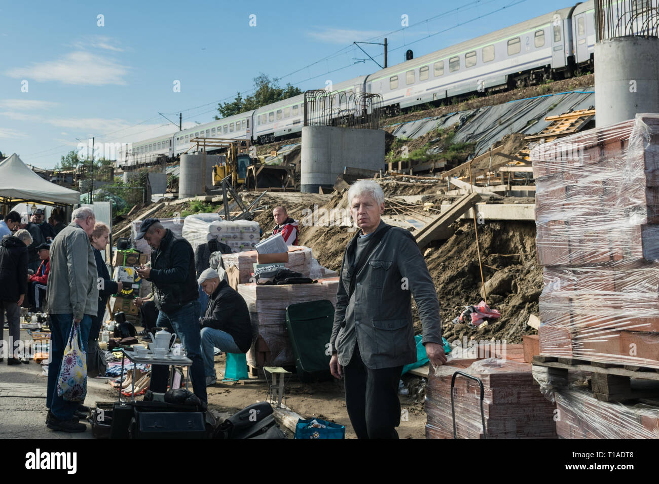 Krakau, Polen - 21. September 2019: Verkäufer ihre Ware verhandeln an der Straße Flohmarkt in der Nähe der Bahnschienen in Krakau Stockfoto