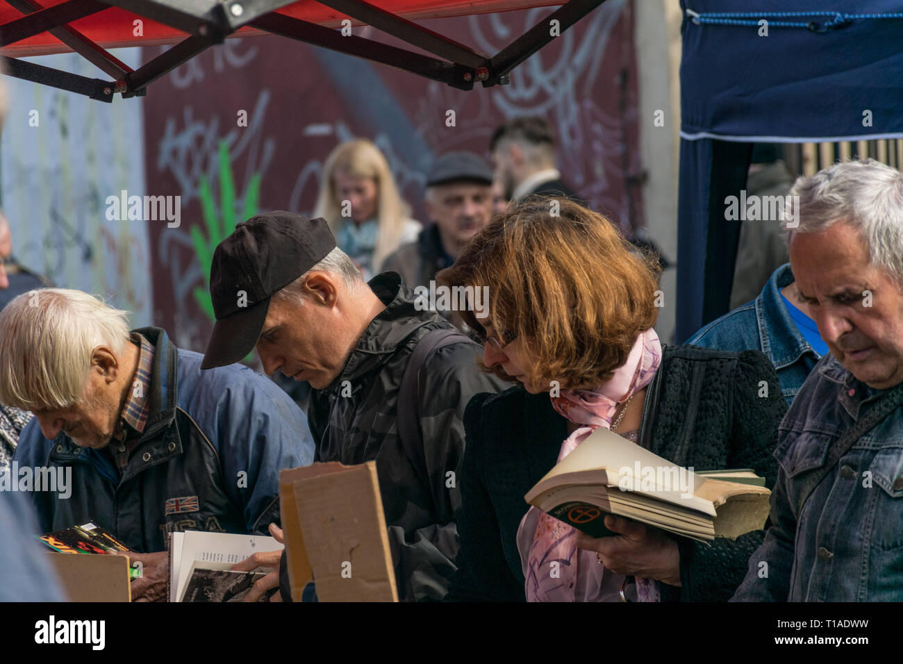 Krakau, Polen, September 21, 2019: die Polen auf der Suche nach Billige Bücher an der Krakauer Flohmarkt Stockfoto
