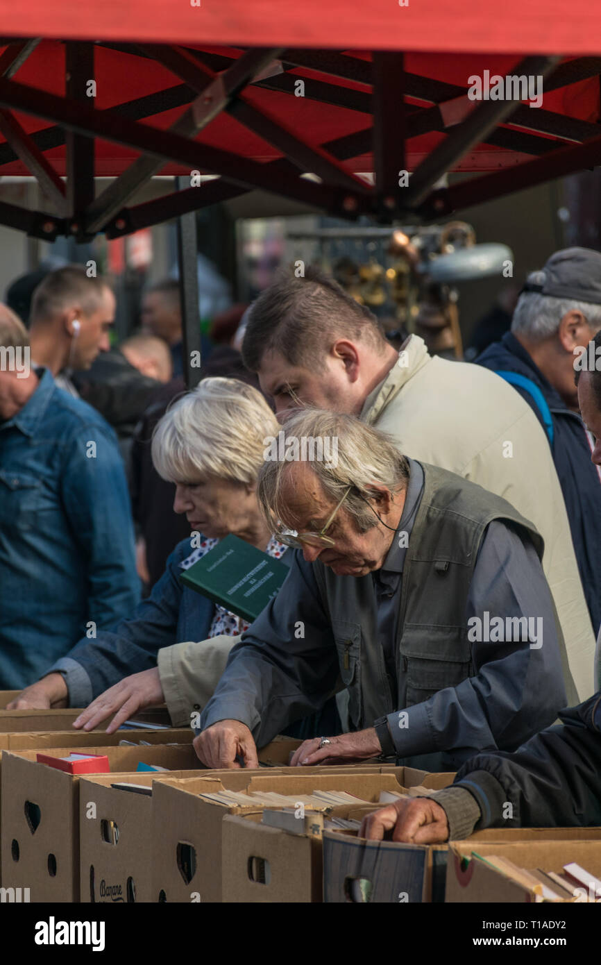 Krakau, Polen, September 21, 2019: die Polen auf der Suche nach Billige Bücher an der Krakauer Flohmarkt Stockfoto
