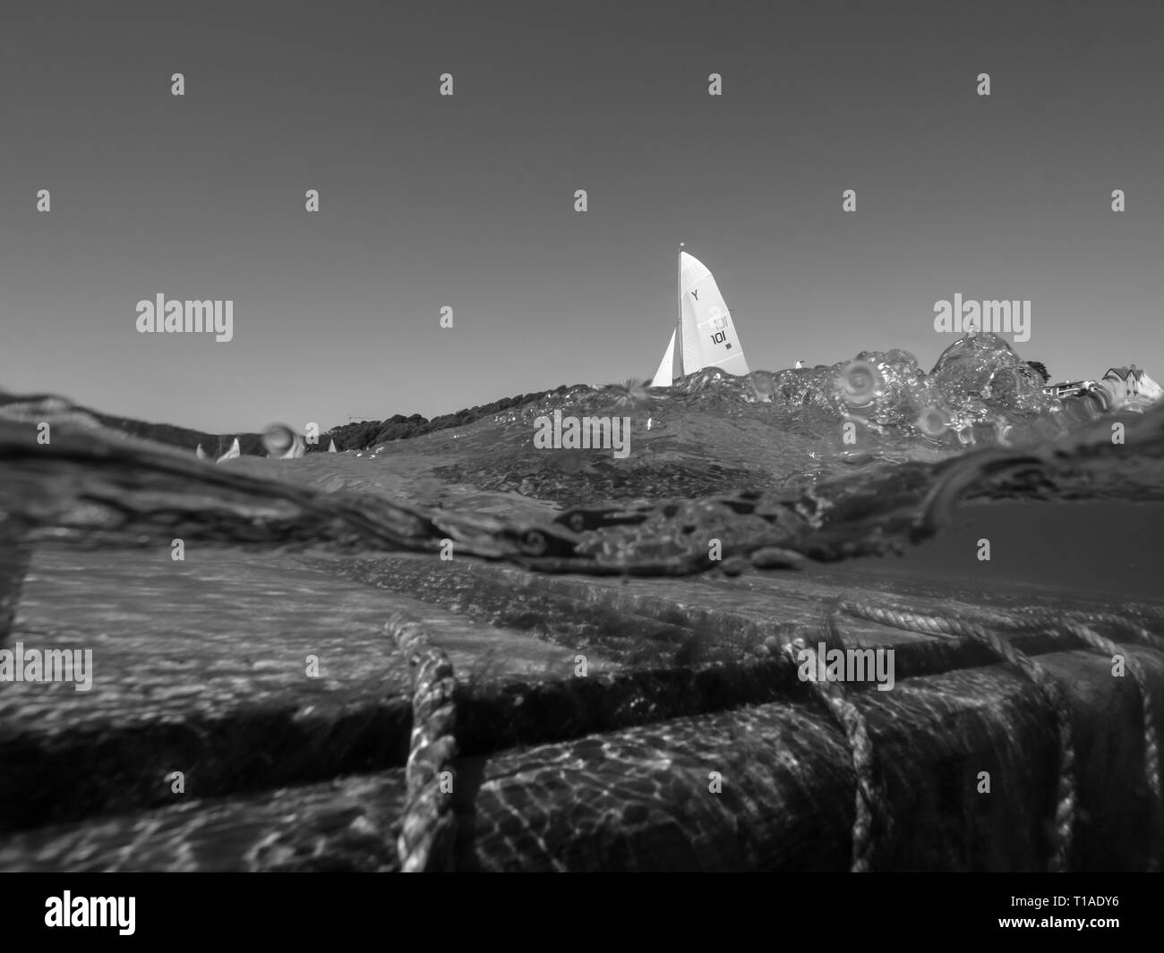Eine Yacht segeln Vergangenheit während des Salcombe Stadt Regatta unter einem wunderschönen blauen Himmel. Stockfoto