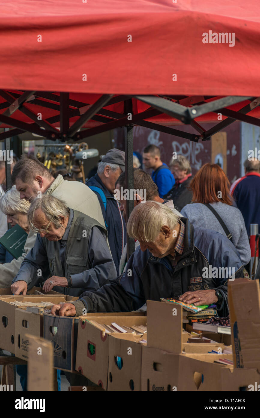 Krakau, Polen, September 21, 2019: die Polen auf der Suche nach Billige Bücher an der Krakauer Flohmarkt Stockfoto